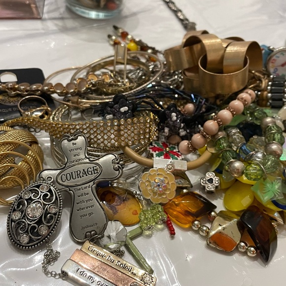 Total 5 Lb (including🫙) of Craft Scraps Junk Drawer Mystery Jewelry Lot 💍📿 - Picture 10 of 11